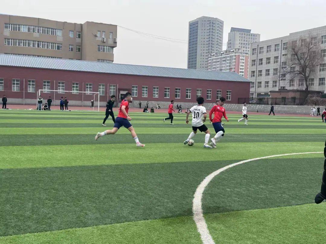 爱奇艺体育会员-包含精湛足球技艺，高水平比赛吸引众多观众的词条