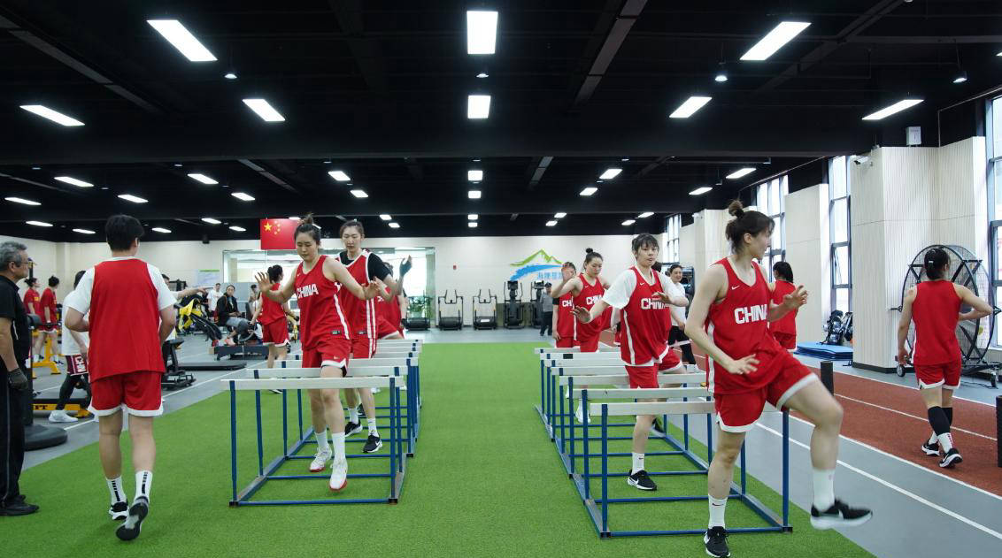 组图：中国女篮备战波黑宫鲁鸣给张子宇开小灶