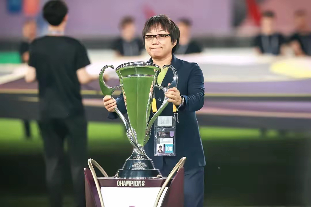 国际竞技赛事中，女足球员勇夺冠军